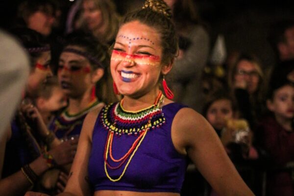 Pasión urbana en Murcia: Descubre el lado erótico de la ciudad woman in purple crop top